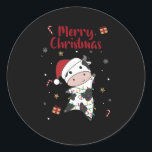 Sticker Rond Vache Joyeux Noël Animaux d'hiver Vaches<br><div class="desc">La vache à Noël avec des lumières de fées. Animaux amusants avec des cadeaux et de la neige pour les vacances. Aussi drôle pour Noël en juillet. Les vaches sont de mignons animaux et parfaites pour Noël.</div>