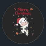 Sticker Rond Vache Joyeux Noël Animaux d'hiver Vaches<br><div class="desc">La vache à Noël avec des lumières de fées. Animaux amusants avec des cadeaux et de la neige pour les vacances. Aussi drôle pour Noël en juillet. Les vaches sont de mignons animaux et parfaites pour Noël.</div>