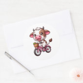 Sticker Rond Vache marron et blanche à vélo (Enveloppe)