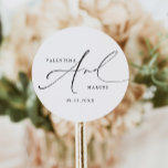 Sticker Rond VALENTINA Chic Elegant Calligraphie Script Mariage<br><div class="desc">Cet autocollant mariage dispose d'une police de script de calligraphie manuscrite élégante et d'une disposition minimaliste moderne. Utilisez ce modèle pour customiser les noms, le libellé, la police, la couleur de police et la couleur de l'arrière - plan de la mariée et du marié afin de correspondre au style de...</div>