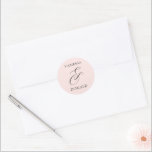 Sticker Rond Vanessa Blush Pink Mariage moderne<br><div class="desc">Autocollants de mariage modernes avec une disposition simple et minimale avec vos noms et une élégante esperluette dans un grand format. Le thème de couleur est rose et gris et peut être modifié dans l'outil d'édition de conception.</div>