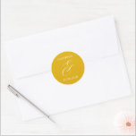 Sticker Rond Vanessa Mustard Jaune Mariage moderne<br><div class="desc">Autocollants de mariage modernes avec une disposition simple et minimale avec vos noms et une élégante esperluette dans un grand format. Le thème de couleur est jaune moutarde et peut être modifié dans l'outil d'édition de conception.</div>