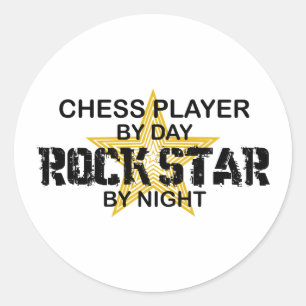 Sticker Rond Vedette du rock de joueur d'échecs par nuit