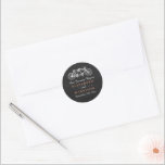 Sticker Rond Vélo Tandem Sur Chalkboard Mariage Favoriser<br><div class="desc">Ces autocollants de faveur sont parfaits pour tout couple qui planifie une célébration mariage romantique. Le design est composé d'un arrière - plan à effet de tableau de bord branché avec un design de moto en tandem mignon. Le simple modèle peut être personnalisé pour votre événement spécial et ferait l'article...</div>