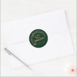 Sticker Rond VENONS ADORONS Christian Christmas Hymn Green<br><div class="desc">Le chant fait partie intégrante de la façon dont nous express notre dévotion et notre révérence pour Jésus, avec des chansons et des hymnes de Noël exaltant le Christ parmi les plus belles et inspirantes formes de culte musical. Ces élégantes enveloppes vertes avec des notes musicales en or et argent...</div>
