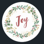 Sticker Rond Vert doré blanc | Gold Christmas Joy<br><div class="desc">Ces superbes autocollants de vacances présentent sur un arrière - plan blanc moderne une couronne d'aquarelle festive de feuilles d'or,  de verdure de Noël et de baies rouges. Le mot "joie" est présenté dans l'élégante calligraphie rouge.</div>