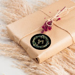 Sticker Rond Vert doré Noir | Gold Christmas Joy<br><div class="desc">Ces superbes autocollants de vacances présentent sur un arrière - plan noir moderne une couronne d'aquarelle festive de feuilles d'or,  de verdure de Noël et de baies rouges. Le mot "joie" est présenté dans la calligraphie élégante,  fausse or.</div>