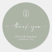 Sticker Rond Vert Sauge | Monogramme de Mariage Chic & Moderne (Devant)