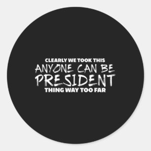Sticker Rond Vêtements drôles anti Trump pour protester