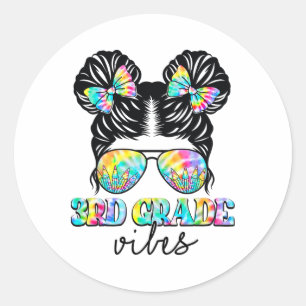 Sticker Rond Vibes de 3e année Messy Hair Bun Girl Ck To School