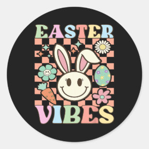 Sticker Rond Vibes de Pâques Super retro Bunny À damiers Sourir