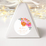 Sticker Rond Vibrant Rose Orange Floral Été Mariage personnalis<br><div class="desc">Célébrez votre mariage avec ces jolis autocollants,  avec de l'aquarelle rose et orange floral et votre texte personnalisé. Ajoutez facilement vos propres détails en cliquant sur l'option "personnaliser".</div>