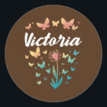 Sticker Rond Victoria Birthday Sister Butterfly Dandelion Nom<br><div class="desc">Bouteille de la Soeur d'anniversaire de Victoria Dandelion Nom Don. Un cadeau parfait pour votre père, maman, papa, hommes, femmes, amis et membres de la famille le jour de Thanksgiving, Noël, Fête des mères, Fête des pères, 4 juillet, 1776 Jour indépendant, Fête des anciens combattants, Fête de l'Halloween, Fête de...</div>