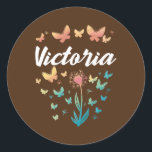 Sticker Rond Victoria Birthday Sister Butterfly Dandelion Nom<br><div class="desc">Bouteille de la Soeur d'anniversaire de Victoria Dandelion Nom Don. Un cadeau parfait pour votre père, maman, papa, hommes, femmes, amis et membres de la famille le jour de Thanksgiving, Noël, Fête des mères, Fête des pères, 4 juillet, 1776 Jour indépendant, Fête des anciens combattants, Fête de l'Halloween, Fête de...</div>
