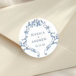 Sticker Rond Victorien Ornate Grace Floral Dusty Mariage bleu<br><div class="desc">Pour plus de personnalisation,  cliquez sur le lien "customiser plus" et utilisez notre outil de conception pour modifier ce modèle. Si vous avez besoin d'aide ou d'articles correspondants,  veuillez me contacter.</div>