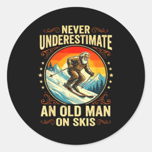 Sticker Rond Vieil Homme Sur Skis Sport D'hiver Drôle Grand-pèr