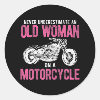 Sticker Rond Vielle Femme De L'Étudiant À Vélo Sur Une Moto