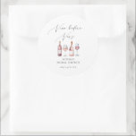 Sticker Rond Vino aquarelle avant Vows Faveurs<br><div class="desc">Cette élégante collection de douches nuptiales est parfaite pour les douches nuptiales à thème vinicole. Il a un script de calligraphie "Vino avant Vows" titre et des bouteilles d'aquarelle et des verres de vin rose et rouge.</div>