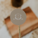 Sticker Rond Vins intemporels Monogram Crest Dusty Beige<br><div class="desc">Elégante végétation botanique ornée de crête,  monogramme mariage,  autocollant beige.</div>