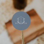 Sticker Rond Vins intemporels Monogram Crest Dusty Blue<br><div class="desc">Elégante végétation botanique ornée de crête,  monogramme mariage,  autocollant bleu poussiéreux.</div>