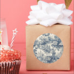 Sticker Rond Vintage chic floral Bleu toile de jouy monogramme<br><div class="desc">Élégant autocollant monogramme vintage Blue toile de jouy. Belle toile de jouy sans couture motif Bleu sur arrière - plan blanc.Les gravures de toile sont un régal en ce moment, il s'agit d'une toile de jouy vintage élégante et ornée avec motif damassé exotique, un style amusant qui est actuellement tendance...</div>