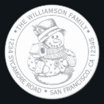 Sticker Rond Vintage Christmas SnowMan Argent Adresse de retour<br><div class="desc">autocollant d'adresse de retour de la famille de Noël avec votre nom et adresse en encre argentée typographie stylisée avec un joli bonhomme de neige de Noël dessiné à la main sur un arrière - plan blanc. Ajoutez simplement votre nom et votre adresse. Conçu exclusivement pour vous par Happy Dolphin...</div>