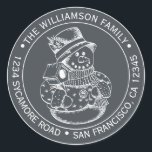 Sticker Rond Vintage Christmas SnowMan Black Adresse de retour<br><div class="desc">autocollant d'adresse de retour de la famille de Noël avec votre nom et adresse en typographie élégante avec un joli bonhomme de neige de Noël tiré à la main sur un arrière - plan non noir. Ajoutez simplement votre nom et votre adresse. Conçu exclusivement pour vous par Happy Dolphin Studio....</div>