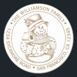 Sticker Rond Vintage Christmas SnowMan Gold Ink Adresse de reto<br><div class="desc">sticker d'adresse de retour de la famille de Noël avec votre nom et adresse en encre or typographie stylisée avec un joli bonhomme de neige de Noël dessiné à la main sur un arrière - plan blanc. Ajoutez simplement votre nom et votre adresse. Conçu exclusivement pour vous par Happy Dolphin...</div>