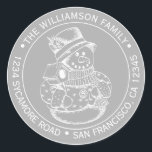 Sticker Rond Vintage Christmas SnowMan Grey Adresse de retour<br><div class="desc">sticker d'adresse de retour de la famille de Noël avec votre nom et adresse dans la typographie stylisée avec un joli bonhomme de neige de Noël dessiné à la main sur un arrière - plan gris. Ajoutez simplement votre nom et votre adresse. Conçu exclusivement pour vous par Happy Dolphin Studio....</div>