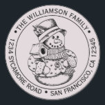 Sticker Rond Vintage Christmas SnowMan Purple Adresse de retour<br><div class="desc">sticker d'adresse de retour de la famille de Noël avec votre nom et adresse dans la typographie stylisée avec un joli bonhomme de neige vintage de Noël dessiné à la main sur un arrière - plan pastel violet. Ajoutez simplement votre nom et votre adresse. Conçu exclusivement pour vous par Happy...</div>