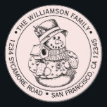 Sticker Rond Vintage Christmas SnowMan rose Adresse de retour<br><div class="desc">sticker d'adresse de retour de la famille de Noël avec votre nom et adresse en typographie élégante avec un joli bonhomme de neige de Noël dessiné à la main sur un arrière - plan rose pastel. Ajoutez simplement votre nom et votre adresse. Conçu exclusivement pour vous par Happy Dolphin Studio....</div>