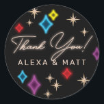 Sticker Rond Vintage Neon Stars Vegas Mariage Merci<br><div class="desc">Des étoiles néons modernes de style atomique du milieu du siècle brillent et amusantes contre un arrière - plan noir. Ces autocollants de faveur seront à la maison lors d'une fête thématique casino ou le mariage Las Vegas réel. Faites-les vous-mêmes en ajoutant un nom et vous avez terminé. Facile !...</div>