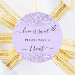 Sticker Rond Violette lavande confetti mariage traitement faveu<br><div class="desc">Un élégant violet,  arrière - plan couleur lavande,  décoré de confettis. Avec le texte : L'amour est doux,  s'il vous plaît prenez un plaisir,  avec un petit coeur. Personnalisez et ajoutez vos noms.</div>