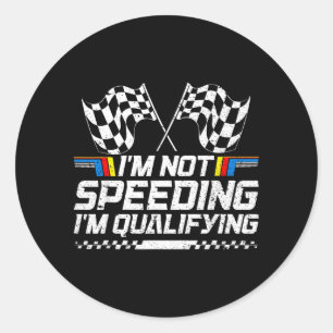 Sticker Rond Voiture de course ne roulant pas à toute vitesse J