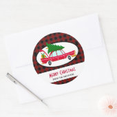 Sticker Rond Voiture rouge rétro portant un arbre de Noël (Enveloppe)