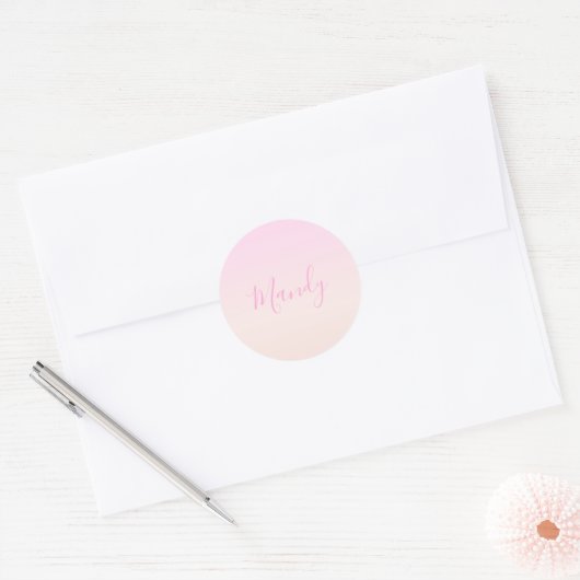 Sticker Rond Votre texte | Élégant Script & Soft Blush Pink Omb (Enveloppe)