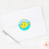 Sticker Rond Vous êtes O-Fish-ally Awesome Swimming Goldfish (Enveloppe)
