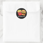 Sticker Rond Vous Me Complétez Funny Burger Fries Pun Dark BG (Sac)