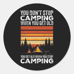 Sticker Rond Vous ne cessez pas de camper quand vous vieillisse
