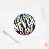 Sticker Rond VOUS N'ÊTES JAMAIS SEUL | Sherbet (Noir) (Enveloppe)