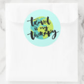 Sticker Rond Voyage est ma thérapie (Sac)