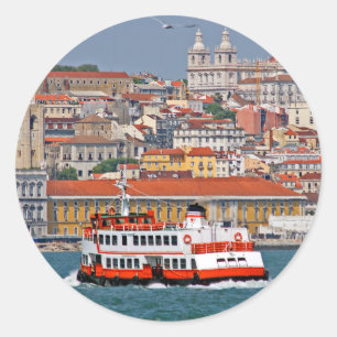 Sticker Rond Vue Lisbonne avec vieux ferry sur le fleuve Tage