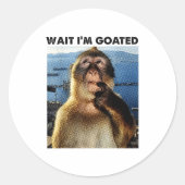 Sticker Rond Wait I'm Goated Y2k Funny Thinking Monkey Meme Bra (Devant)