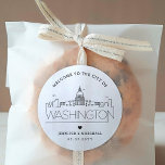 Sticker Rond Washington DC Skyline | Accueil Mariage<br><div class="desc">Améliorez vos forfaits d'accueil mariages ou vos faveurs événementielles avec un ensemble personnalisé d'autocollants d'accueil ! Ces autocollants élégants et minimes sont conçus pour un mariage qui se déroule dans la belle ville de Washington DC. Elles disposent d'une ligne d'horizon moderne et décorée du nom de la ville intégrée en...</div>