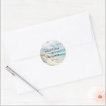 Sticker Rond Watercolor Ocean Coastal Sur la plage Mariage<br><div class="desc">Donnez le ton de votre journée spéciale grâce à cet élégant décor de paysage marin aquarellé. Plage de sable blanc et océan aux tons beige,  bleu et turquoise,  bleu marine.</div>