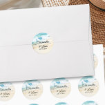 Sticker Rond Watercolor Ocean Sand Beach Mariage à thème<br><div class="desc">Des autocollants de mariage sur le thème de la plage avec une aquarelle scène d'un océan bleu magnifique qui lèche la plage de sable doux. Lettres modernes avec écriture décontractée, manuscrite. Parfait pour un mariage sur la plage, mariage côtier, mariage d'été, mariage de mer, mariage nautique, mariage de croisière sur...</div>