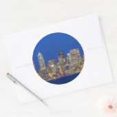 Sticker Rond Waterfront et Downtown Skyline à Twilight (Enveloppe)