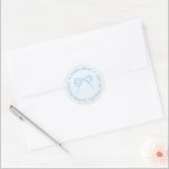 Sticker Rond Wedding shower vintage Blue Bow Adresse de retour<br><div class="desc">Cette conception simple et flexible autocollant comporte un arc bleu aquarelle unique. Montré ici pour une étiquette d'adresse de retour,  mais tous les champs de texte sont flexibles à vos besoins par exemple pourrait être un autocollant de remerciement vous faveur.</div>