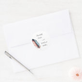 Sticker Rond Whispers of Grace Feathered Élégance Minimalisme (Enveloppe)