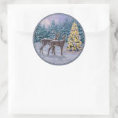 Sticker Rond Whitetail Deer & Christmas Tree Scene hivernale (Sac)